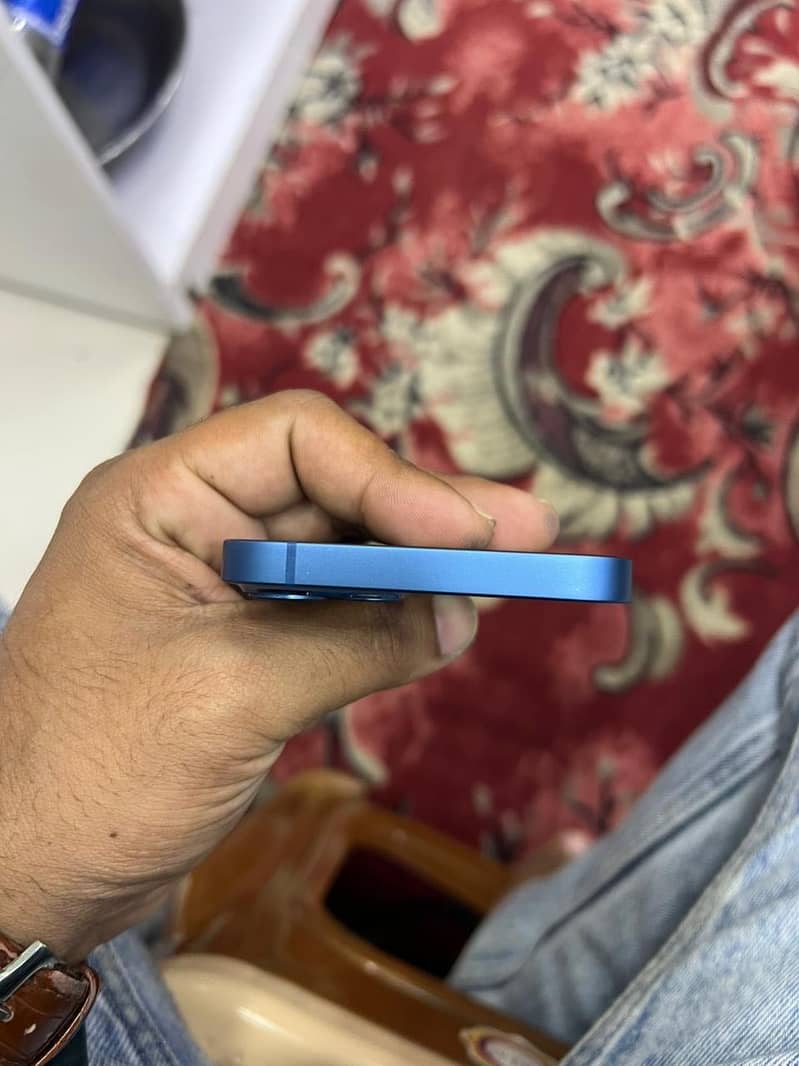 Apple iPhone 13 2