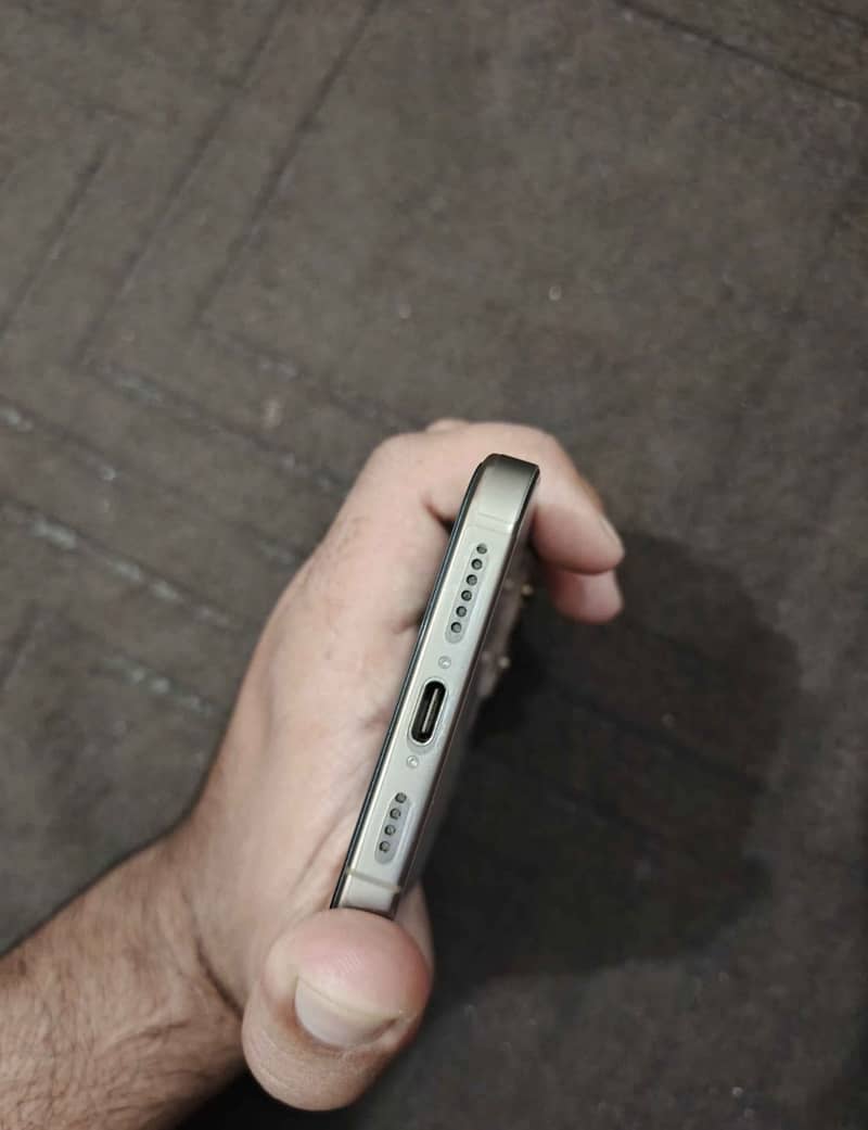 Apple iPhone 16 Pro Max 4