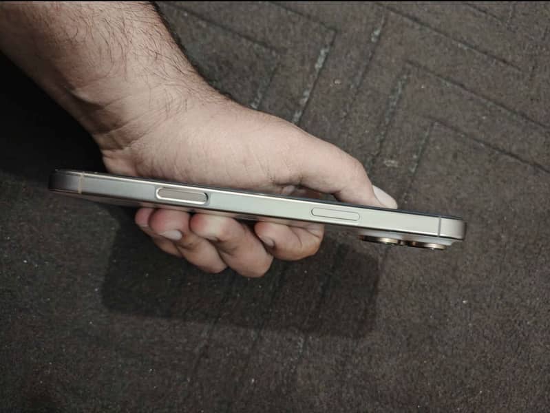 Apple iPhone 16 Pro Max 5
