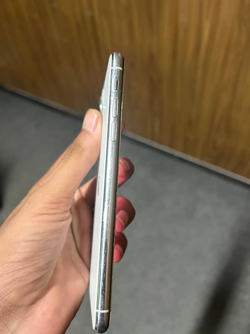 Apple iPhone 11 Pro Max 2
