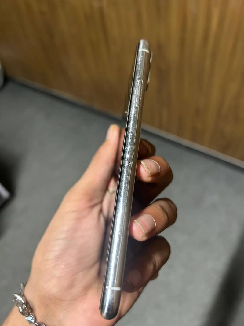 Apple iPhone 11 Pro Max 4