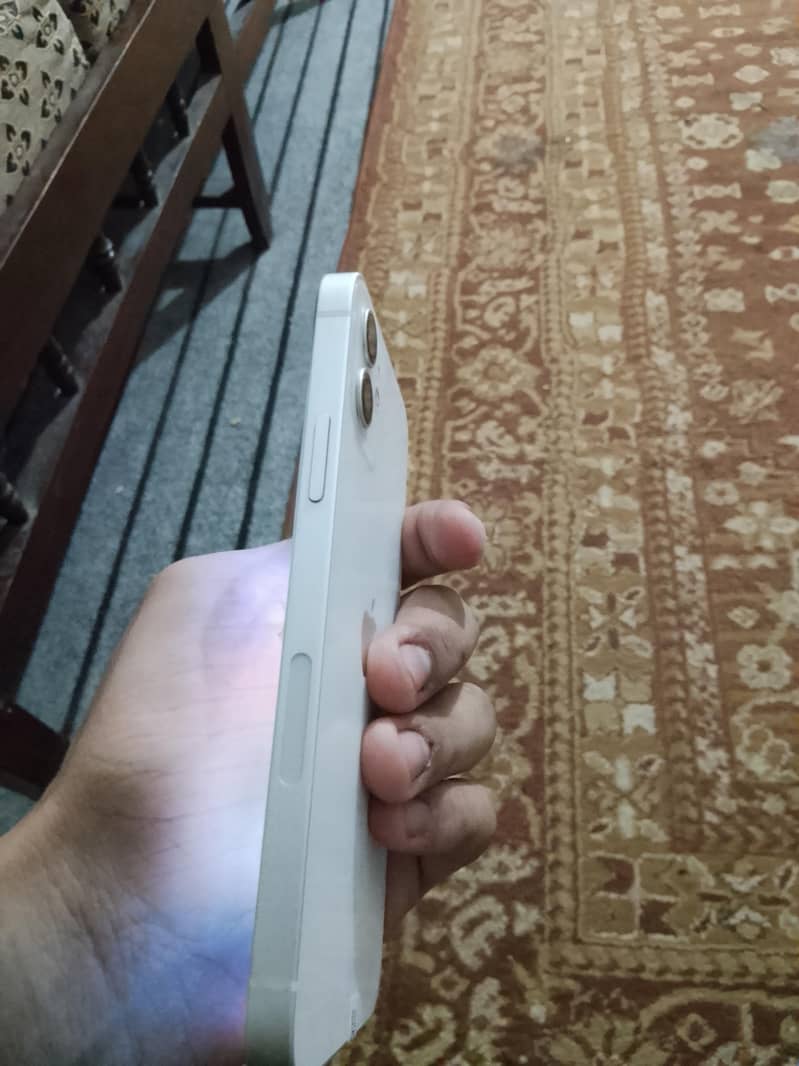 Apple iPhone 12 4