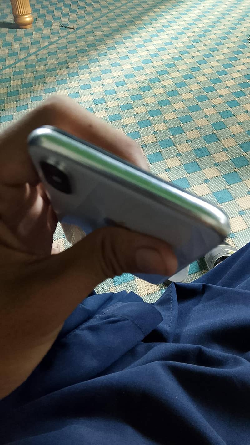 Apple iPhone X 4