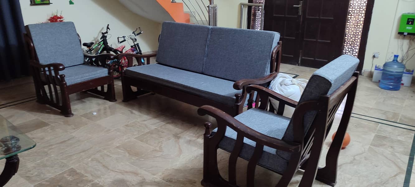 used sofa set available 0