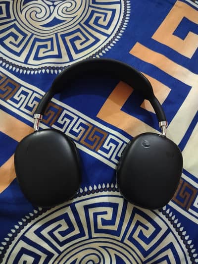 p9 headphones total genuine urgent sale condition 10/9