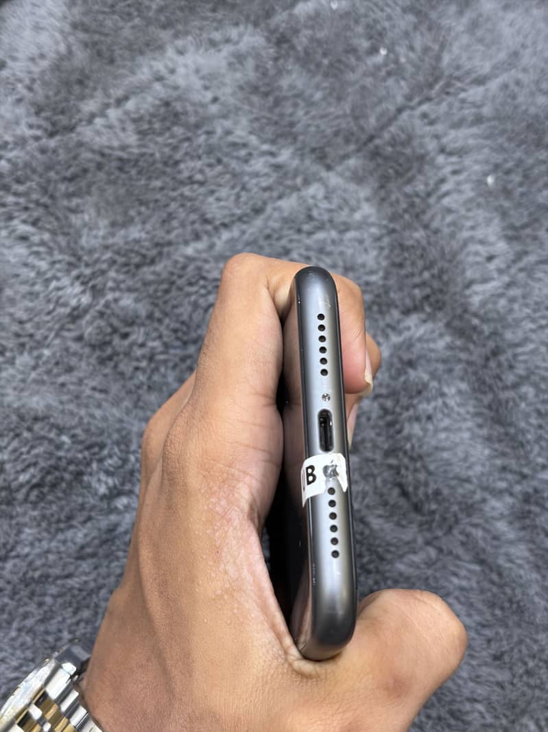 Apple iPhone 11 4