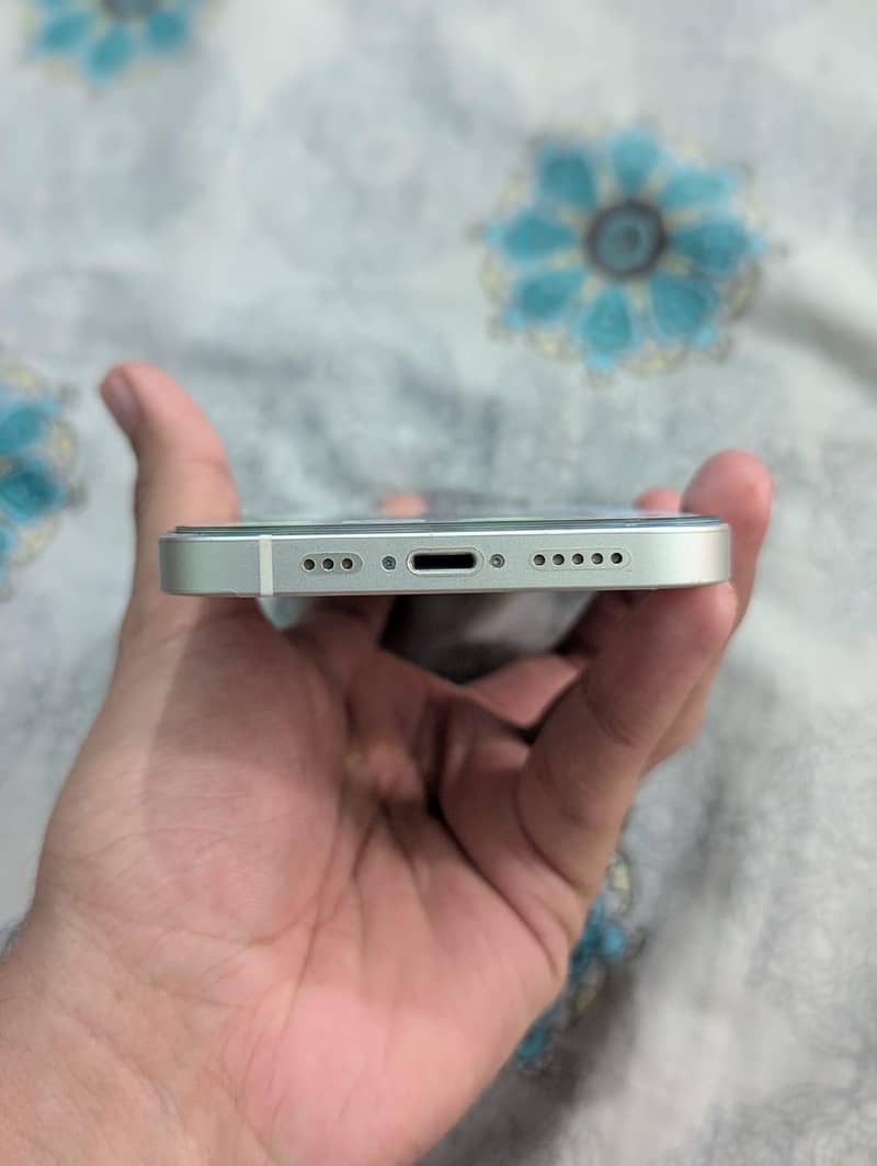 Apple iPhone 12 4
