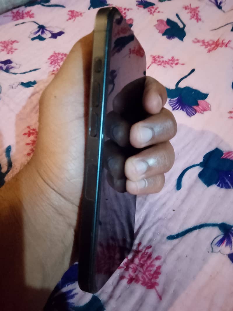 Apple iPhone 15 Pro 4