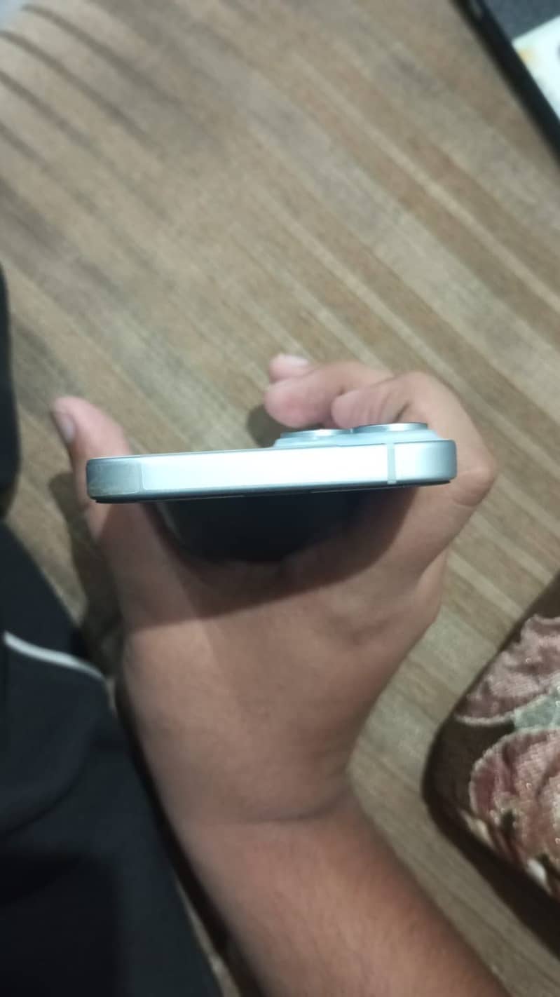 Apple iPhone 15 4