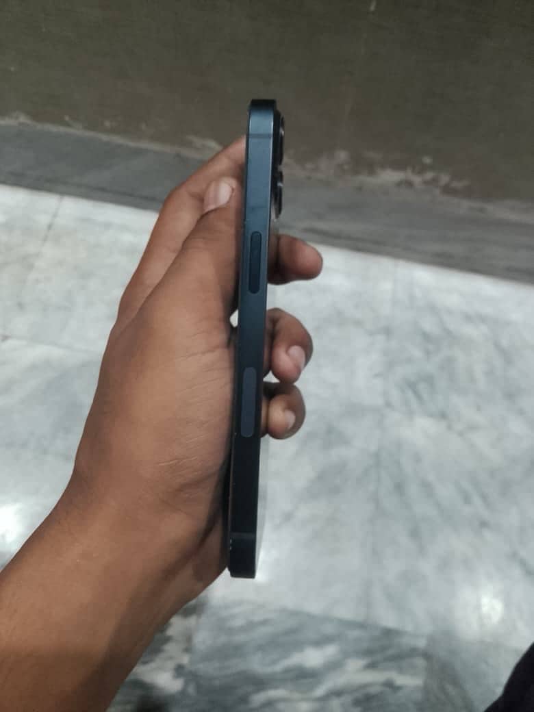 Apple iPhone 13 2