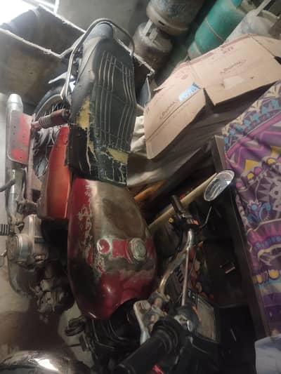 condition aapke samne hai seat  aur Tanki tape hi kharab hai baki sai