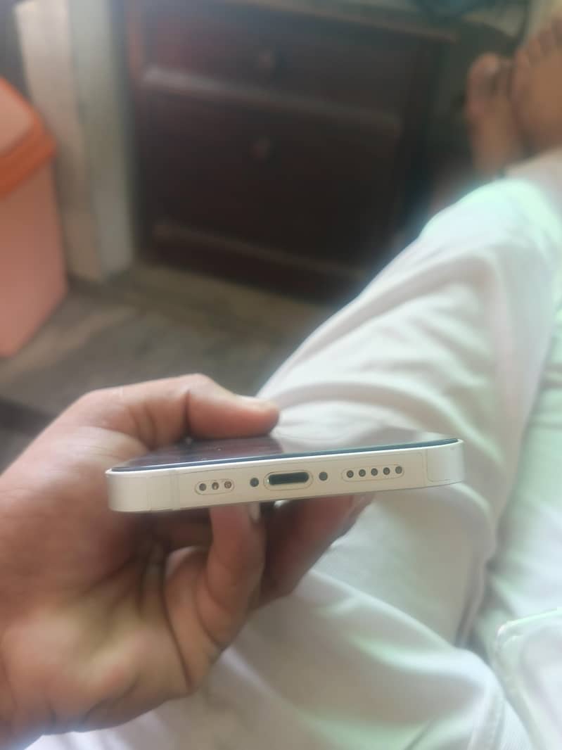 Apple iPhone 13 5