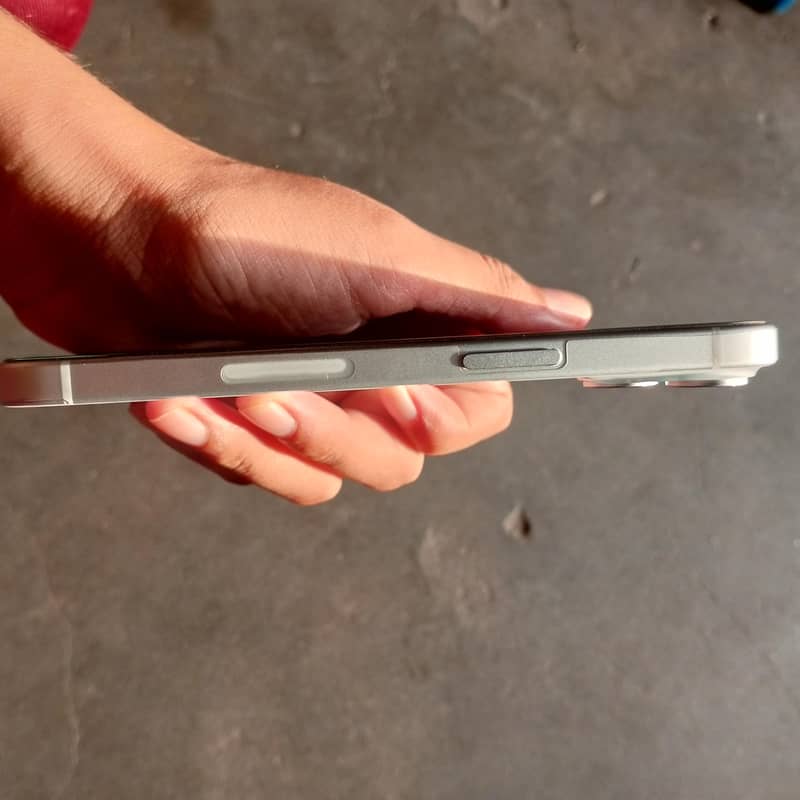Apple iPhone 15 4