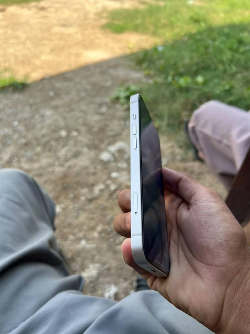Apple iPhone 13 5