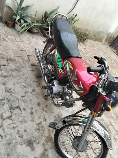 2022 model red Honda CD 70 bike