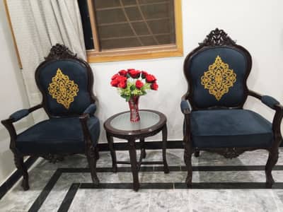 Beautiful room chairs with center table