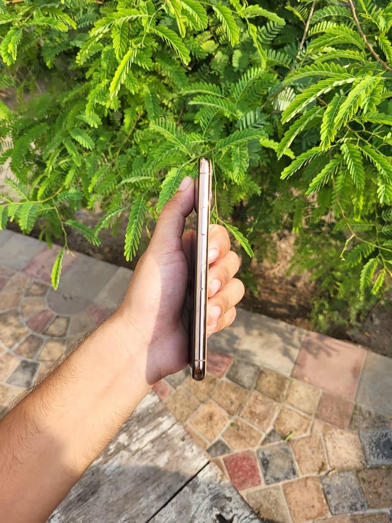 Apple iPhone 11 Pro 4