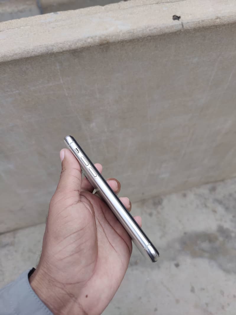 Apple iPhone 11 Pro 4