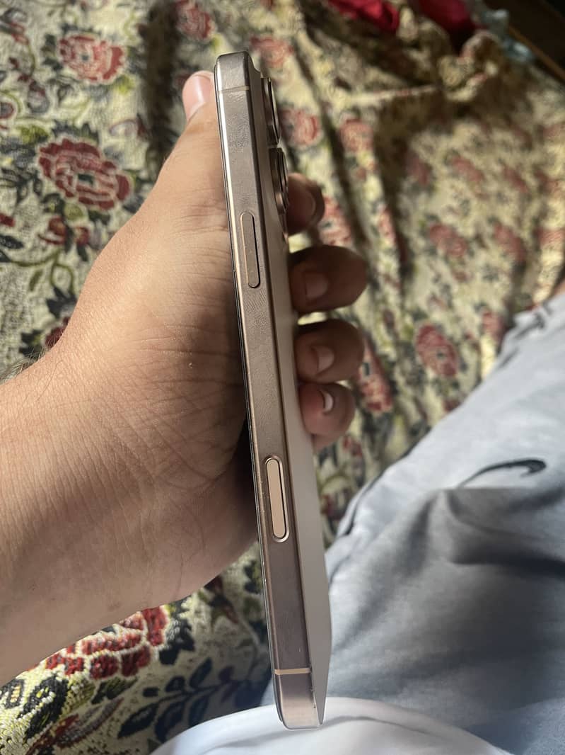 Apple iPhone 16 Pro Max 0