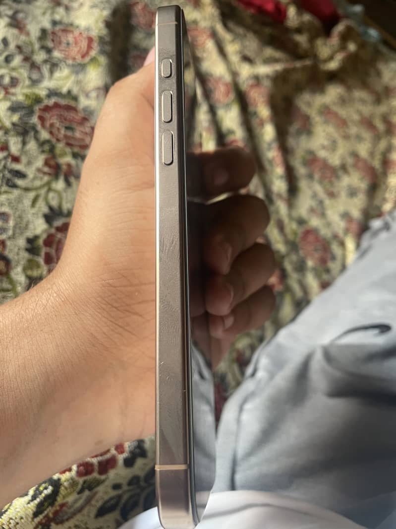 Apple iPhone 16 Pro Max 1