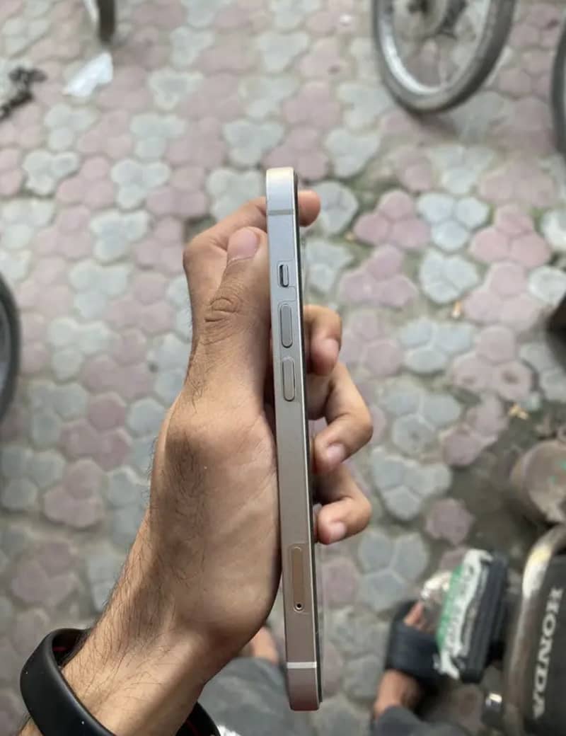 Apple iPhone 13 2