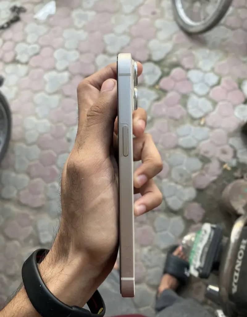 Apple iPhone 13 4