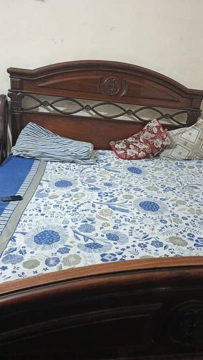 King size bed for sale with dressing table bad room mein Laga ha mery