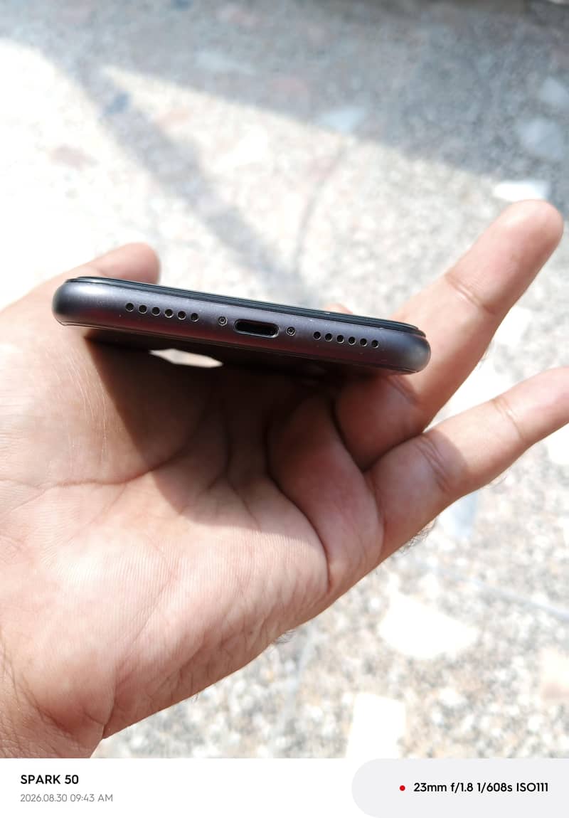 iPhone 11 4
