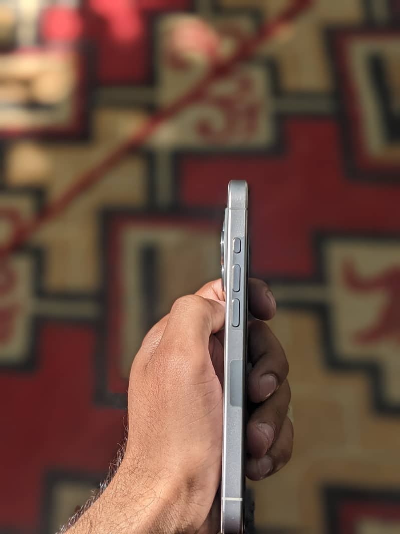 Apple iPhone 15 Pro 4