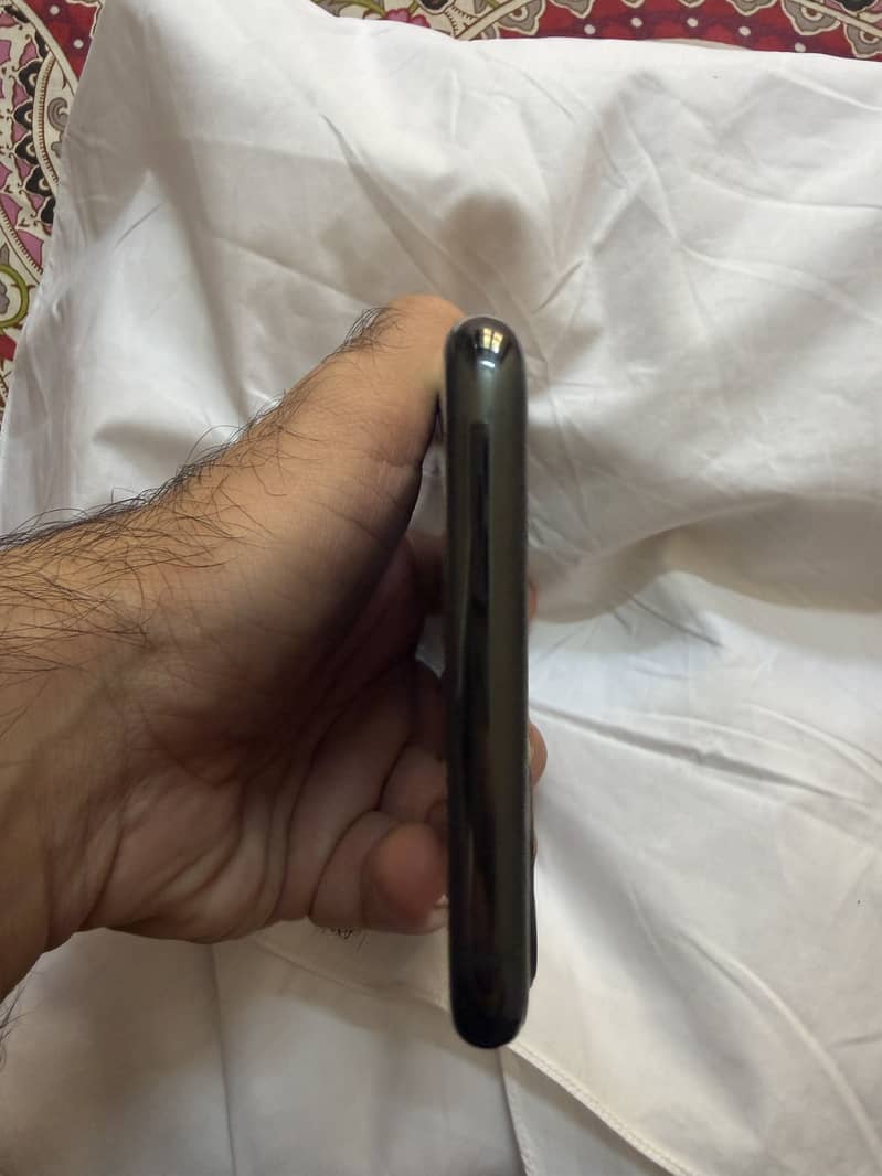Apple iPhone 11 Pro Max 4