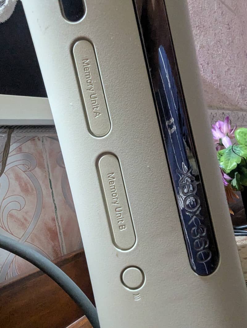 Xbox 360 89+ Game + extra controller 1
