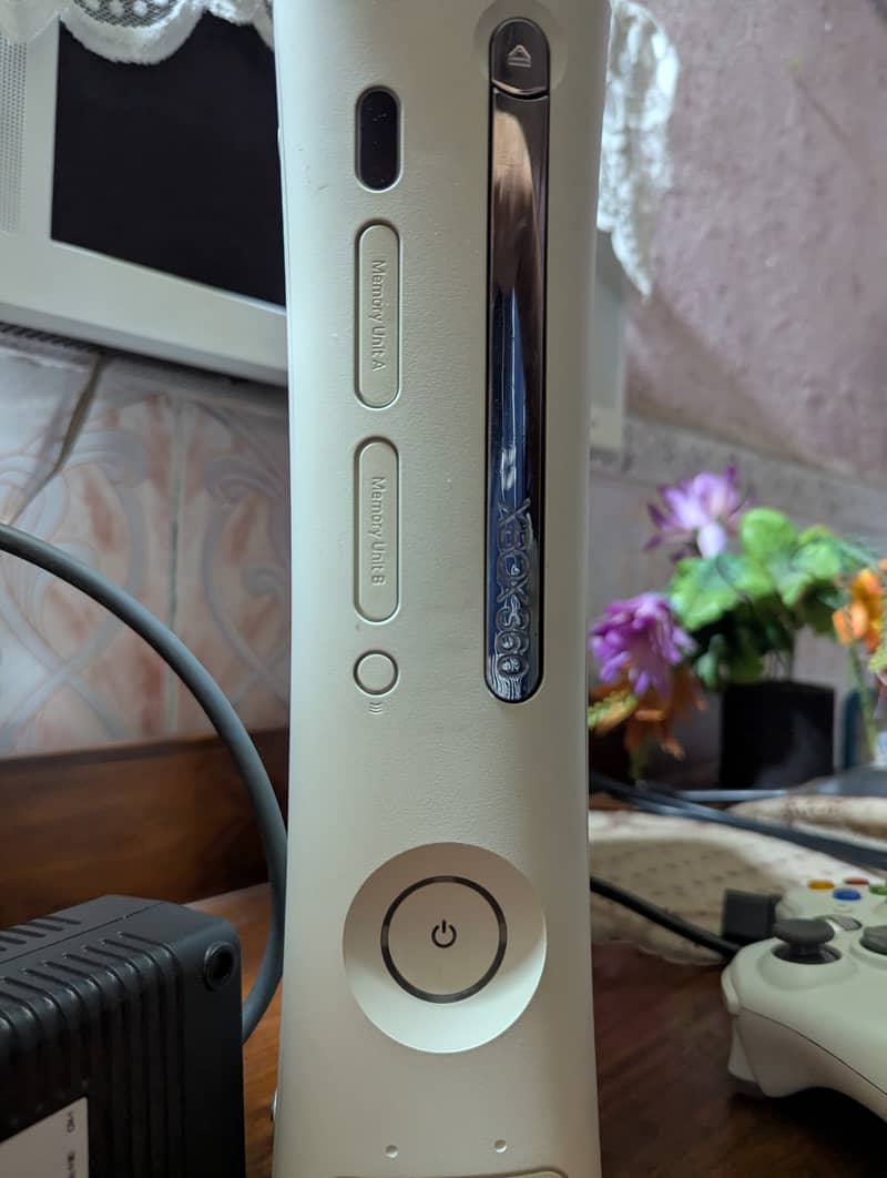 Xbox 360 89+ Game + extra controller 2