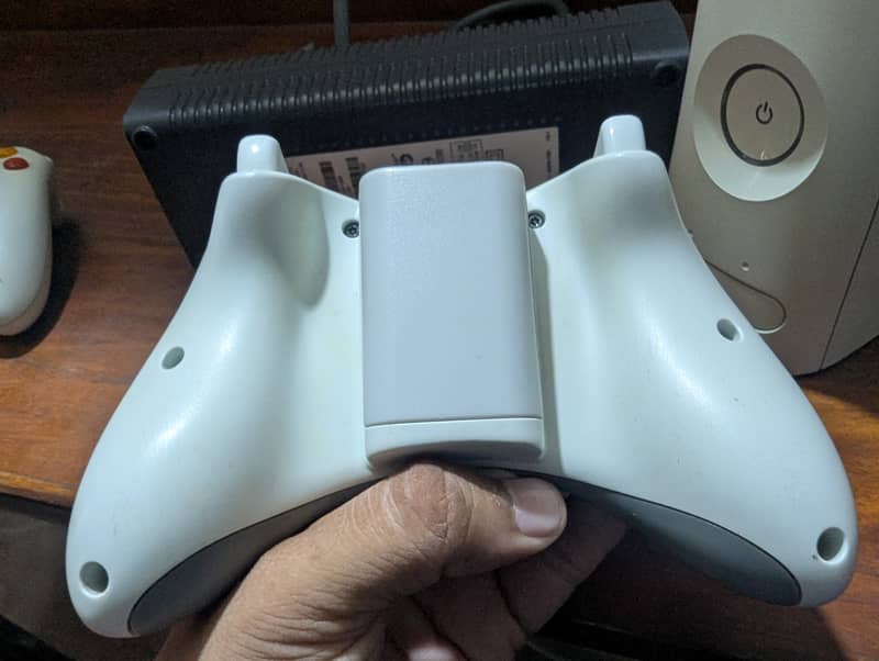 Xbox 360 89+ Game + extra controller 3