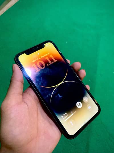 iPhone 11 64GB - 10/10 Condition (Original Screen / True Tone Active)