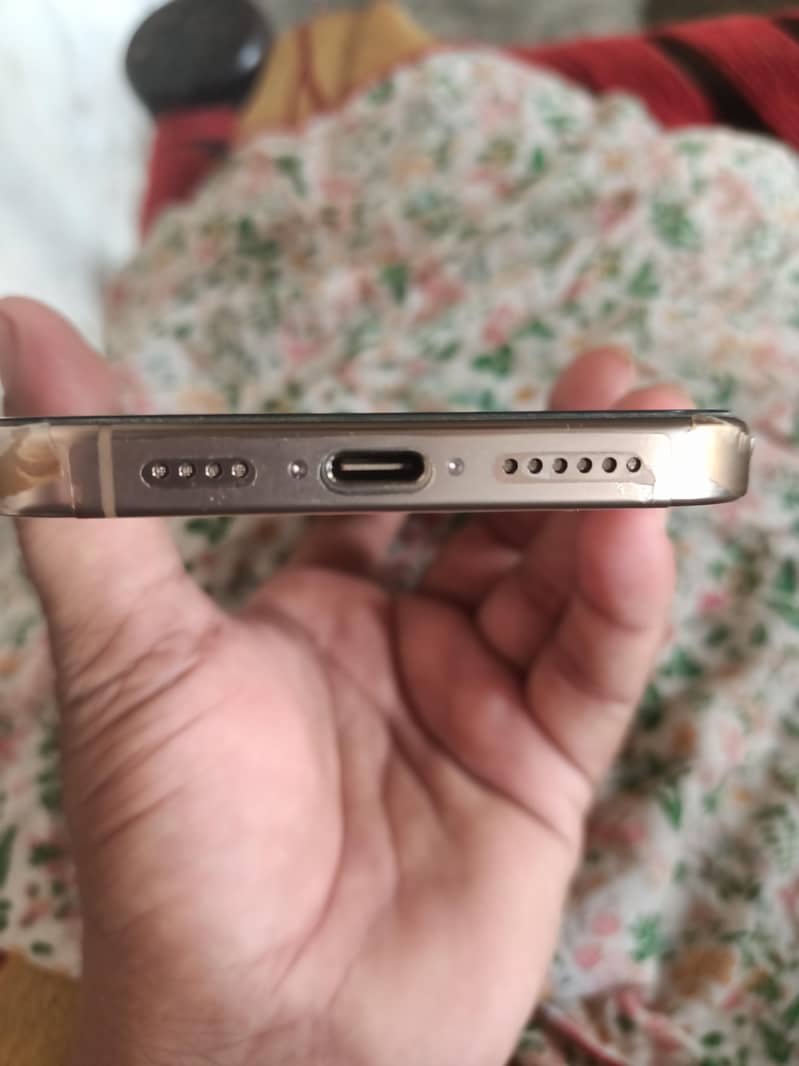 Apple iPhone 16 Pro Max 2