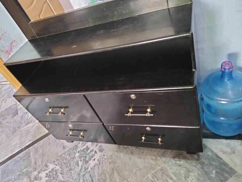 bed set . dressing table 10