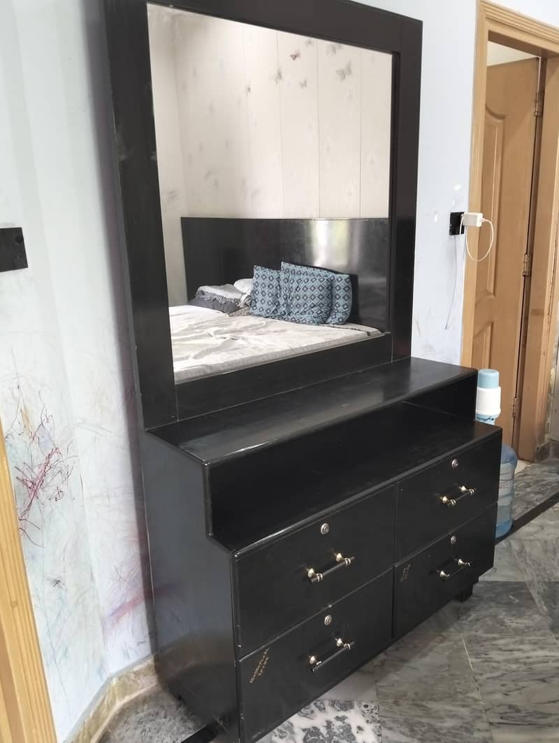 bed set . dressing table 12