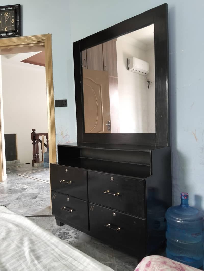 bed set . dressing table 16