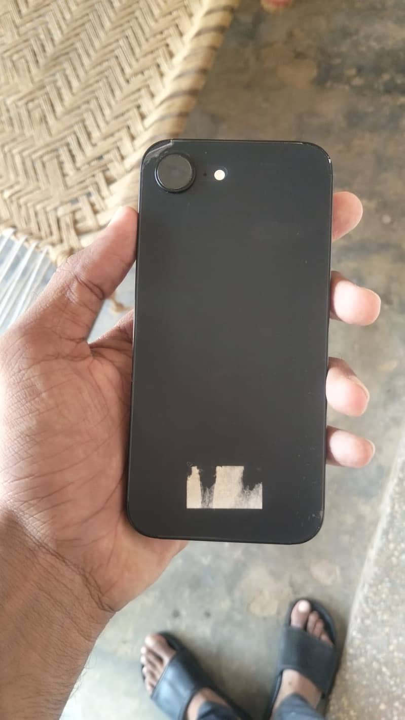 Apple iPhone 16e 1