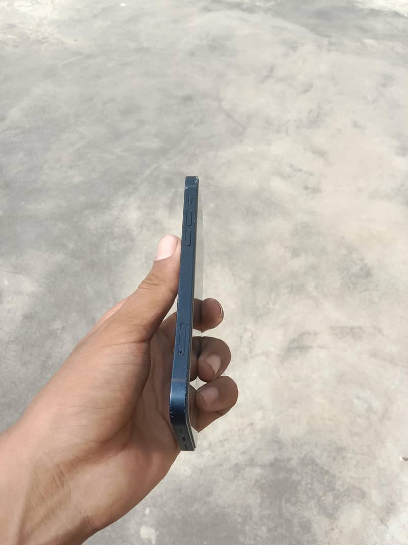 Apple iPhone 12 4