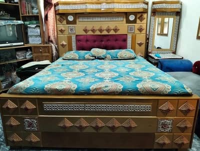 Beautiful double bed set with 2 side tables -Excellent condition