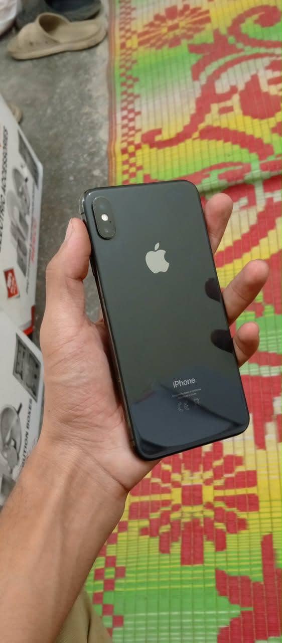 Apple iPhone XS Max 1