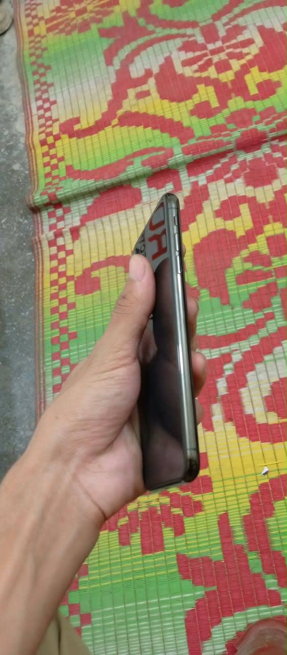 Apple iPhone XS Max 3