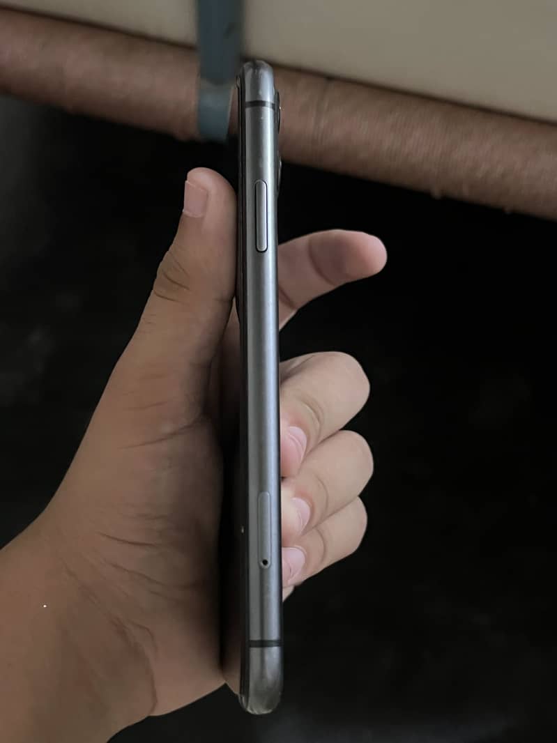 Apple iPhone 11 4