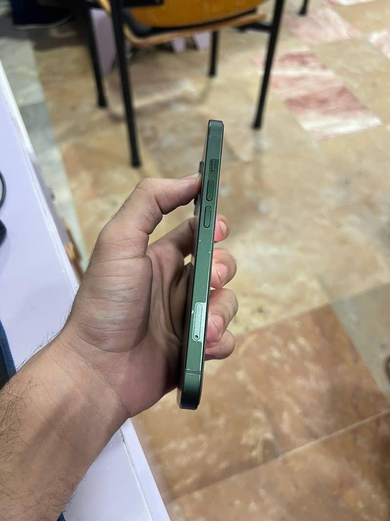 Apple iPhone 13 2