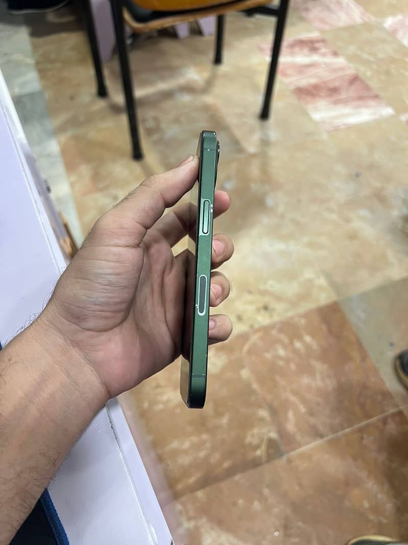 Apple iPhone 13 4