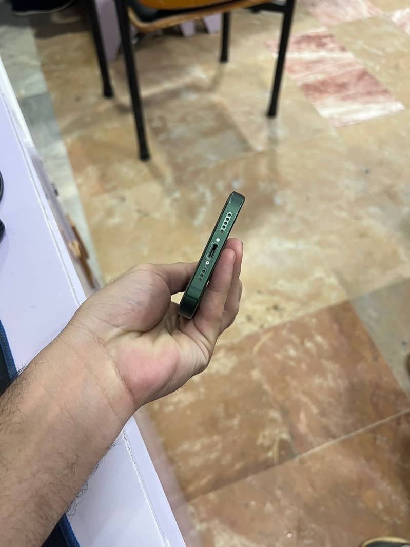 Apple iPhone 13 5