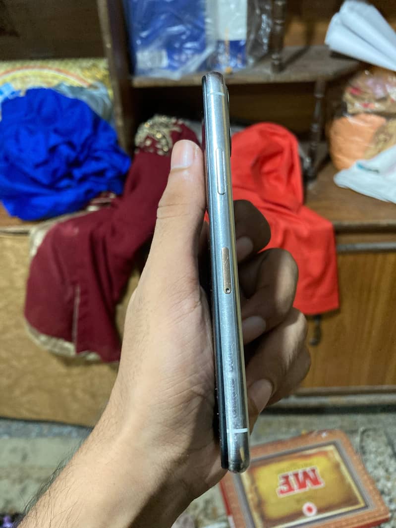 Apple iPhone 11 Pro 4