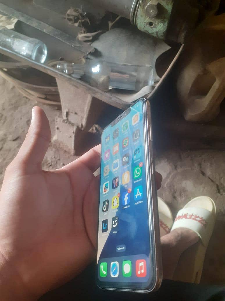 Apple iPhone XS Max 3