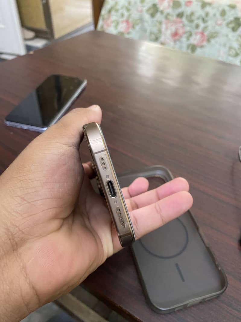 Apple iPhone 16 Pro 8
